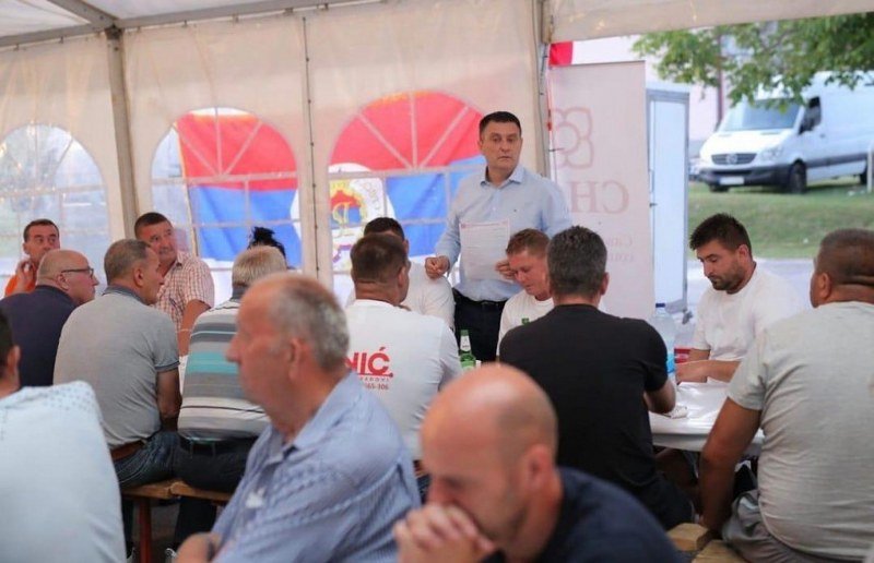 Direktor Vlado Đajić poručio građanima Bočca: Nemate šta tražiti u UKC RS ako ne potpišete pristupnice SNSD-a (Foto)