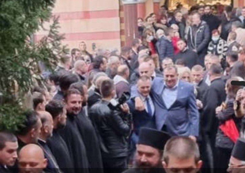 Zagrljeni: Zbog čega je Dodik zagrlio Lukača hodajući na malo većoj distanci iza patrijarha Porfirija (Foto)