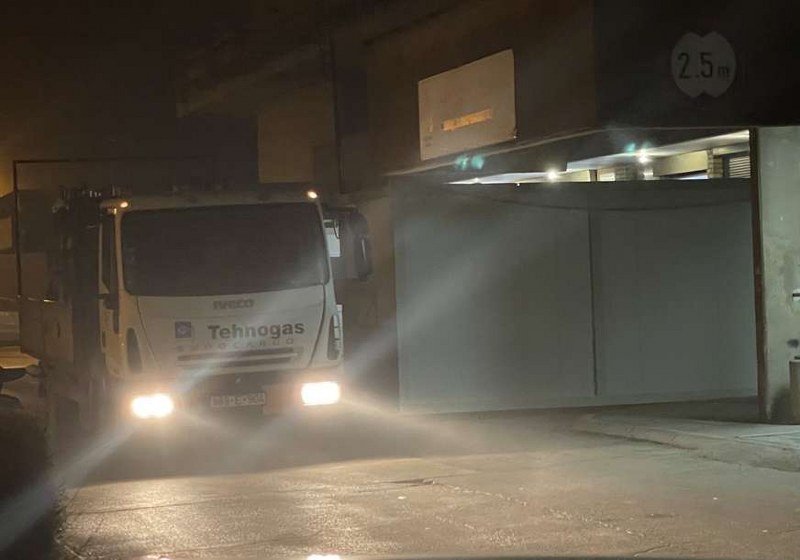 Dovezene boce: Ispred UKC RS stigao kamion Čađine firme Tehnogas, upletene u aferu -Kiseonik- (Foto/Video)