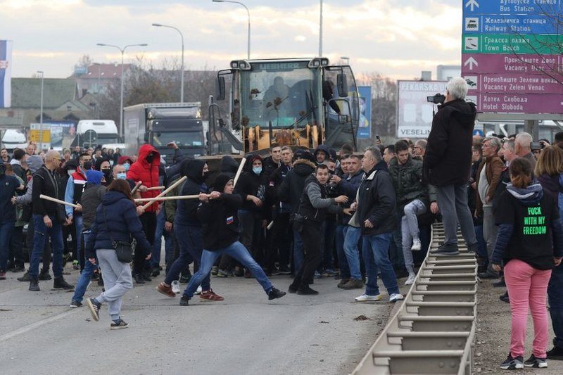 Vučićevi kriminalci - Ko su batinaši kojima se u Šapcu sklonila policija? Zašto su izašli iz službenih vozila? (Foto/Video)