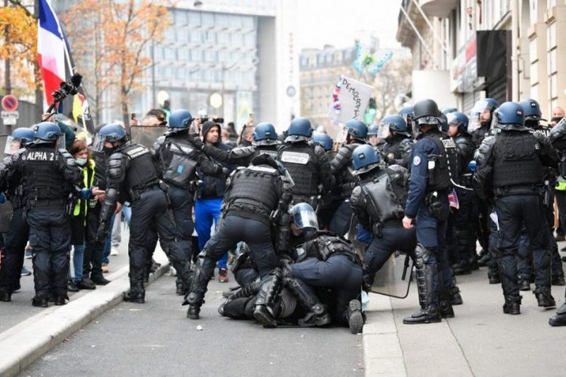 U Francuskoj neredi na treću godišnjicu protesta žutih prsluka