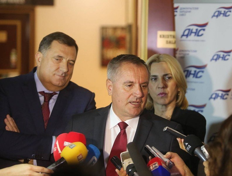 Dok sluđenom narodu priča političke bajke Dodikova vlast mu zadužuje i unuke, već 2022. sa novih 1,5 milijardu KM