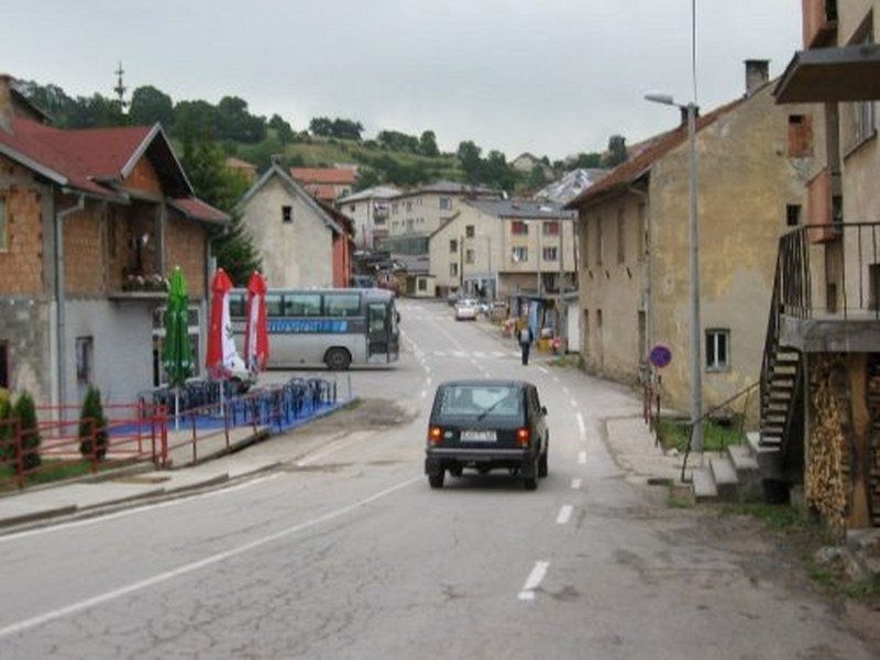 Jeftinim nesretnicima, stanovnicima Kalinovika po 200-300 KM, djeci i unucima krediti i potop a Debi kajmak (Foto)