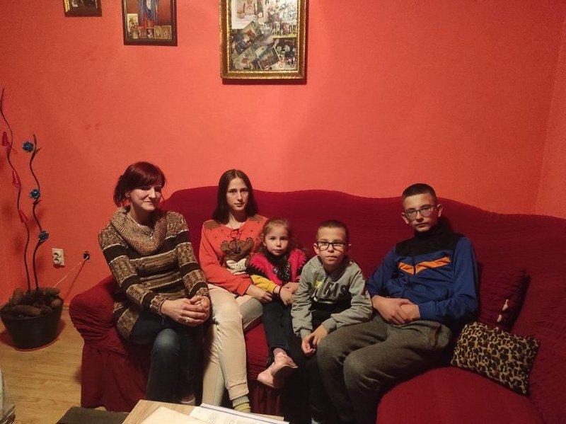 Ej tugo! Samohrana nezaposlena majka 7 djece iz Vlasenice ne može djeci izvaditi pasoše za operaciju očiju (Video)