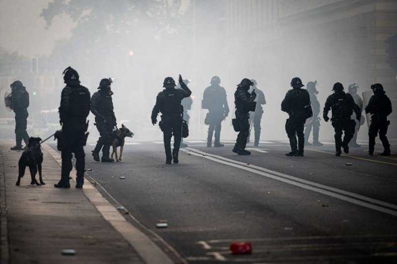 Zbog kovid mjera Francuska gori: Na ulicama hiljade policajaca, oklopna vozila i vodeni topovi (Foto/Video)