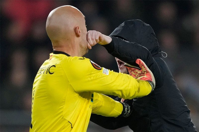 Nakon što je huligan tokom utakmice PSV-Sevilja napao srpskog golmana, šta kaže Dmitrović? (Foto/Video)