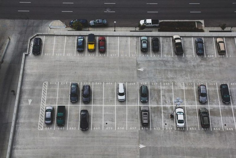 Pljačka Srpske napreduje: Vlada RS dala parking za 2.000 a on -proslijeđen- nazad vlasniku za 50.000 KM?