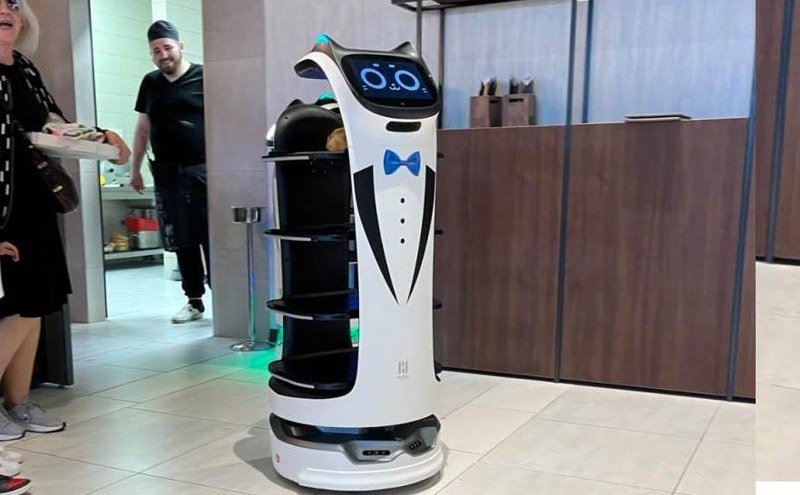 Prvi kineski roboti konobari poslužuju goste u BiH: Vještačka inteligencija u Derventi (Foto/Video)