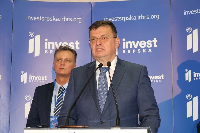 Tegeltiju na stolu dočekuje 70 miliona KM za novi prostor: Šta će biti sa zgradom kuma Radišića od 100 miliona?