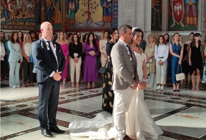 Oženio se Nebojša Vukanović: Crkveno vjenčanje u porti trebinjskog Sabornog hrama (Foto/Video)