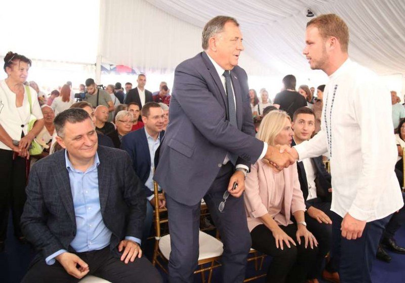 Ruka ruku mije: Zašto je Draško Stanivuković bliži Miloradu Dodiku od Vlade Đajića?! (Video)