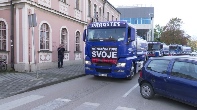 Stevo Lazić -Ovo je organizovani kriminal- Protestna vožnja kamionima kroz centar Bijeljine