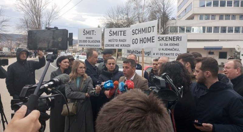 Priča o našoj tragediji: Stranci i Šmit go home – snimak konferencije za novinare ispred OHR-a (Video)