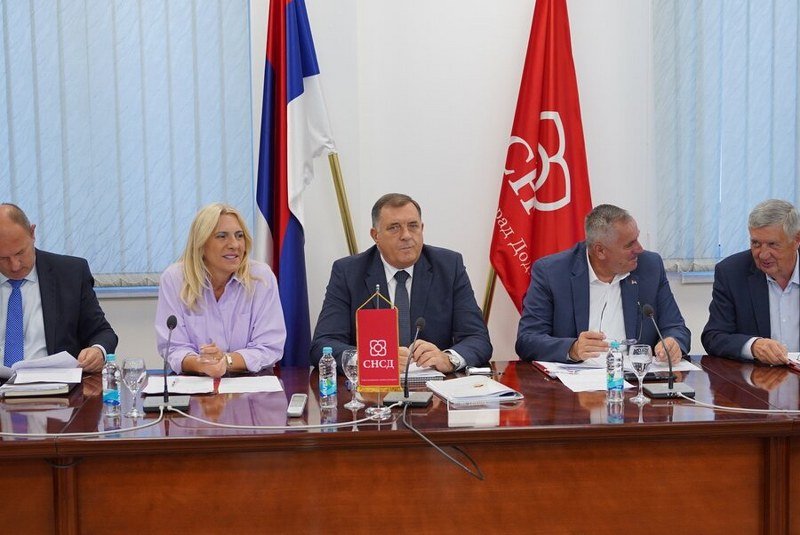 Promjene u SNSD-u: Maratonci (Radmanović, Špirić..) trče počasni krug a oko Dodika samo najlojalniji
