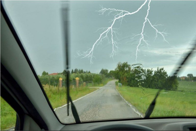 Obični automobili su otporni, ali šta kada grom pogodi električni auto?