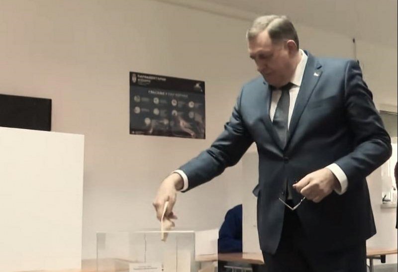 Ako potpiše ukaz o proglašenju Izbornog zakona RS, Milorad Dodik svjesno ponavlja krivično djelo