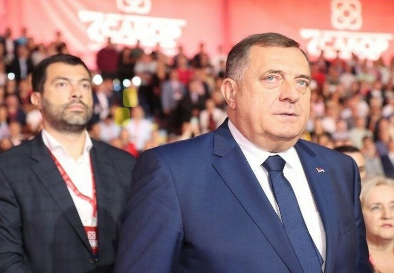 Skaj: -Đe su- Milorad i Igor Dodik, Dragan Lukač i Dragan Stanković u švercu cigaretama? Na vrhu piramide?
