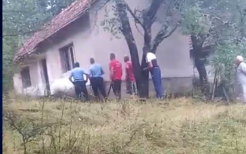 Nakon pucnjave i bombi migranti pohapšeni, nezvanično lakše ranjen Mitar Grahovac iz Zovog Dola (Video)
