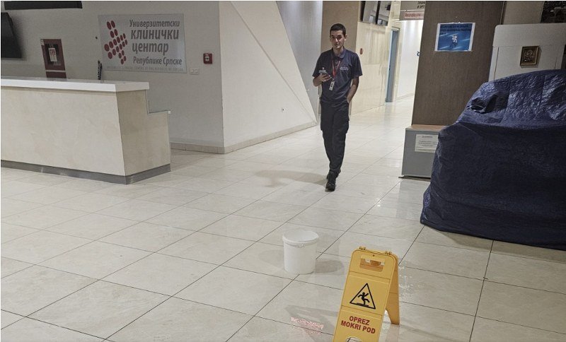 Prokišnjava UKC u Banja Luci, obezbjeđenje udaljava novinare s lica mjesta! (Foto/Video)