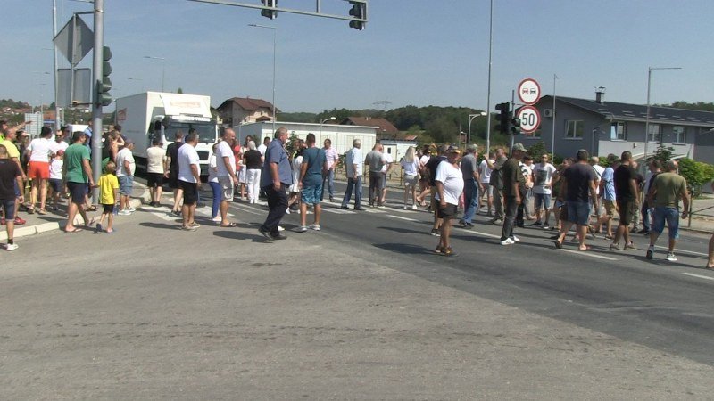 Protest: 21 je vijek a mi nemamo vode - Potvrda da se politikom bave i da na vlasti imamo protuve (Video)