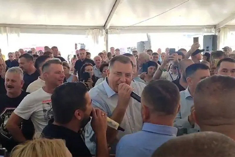 Zašto su funkcioneri na stranačkim skupovima, umjesto na dobro plaćenom poslu? (Video)