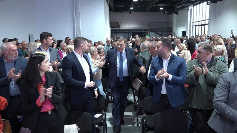 Smisao izbora? Dodikov način demokratije ili izvođenje na čistac -mangupa- iz sopstvenih redova? (Foto)
