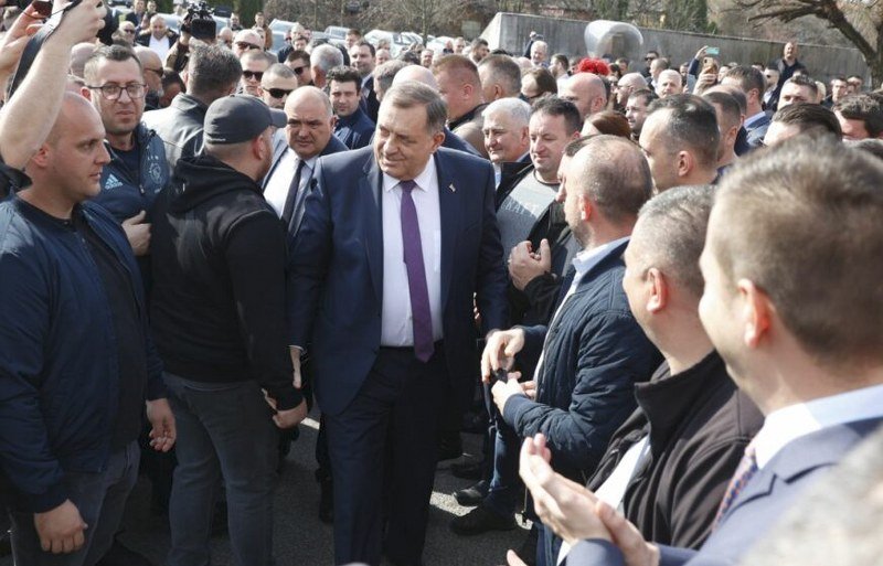 Glavni odbor SNSD-a diriguje -konvojem podrške- Dodiku ispred Suda BiH, čak i kad treba aplaudirati