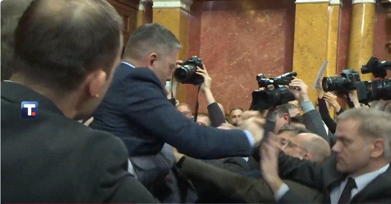 U skupštini Srbije  je sve režirano: Današnji sukob je organizovala SNS vlast jer joj taj sukob treba (Video)