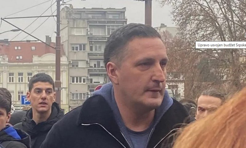 Bahati Dodikov saradnik, nasilnik i poltron vlasti Nedeljko Elek nasrnuo na studente u Beogradu (Foto/Video)