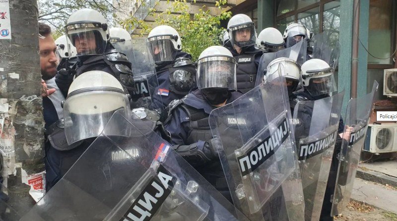 Policajci Koji uvaju Kontroverznog Biznismena Peconija Brutalno 