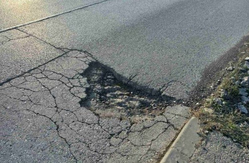 Korupcija ubija! Ogromna rupa na putu kod Obarske, naša nadstrešnica i uzrok velike tragedije
