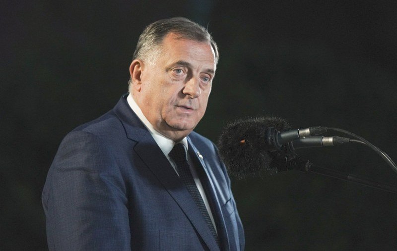 Slobodan Vasković: Dodikov lavirint - Neprestani politički, ali i sveopšti pad iza mnogobrojnih -dimnih zavjesa-