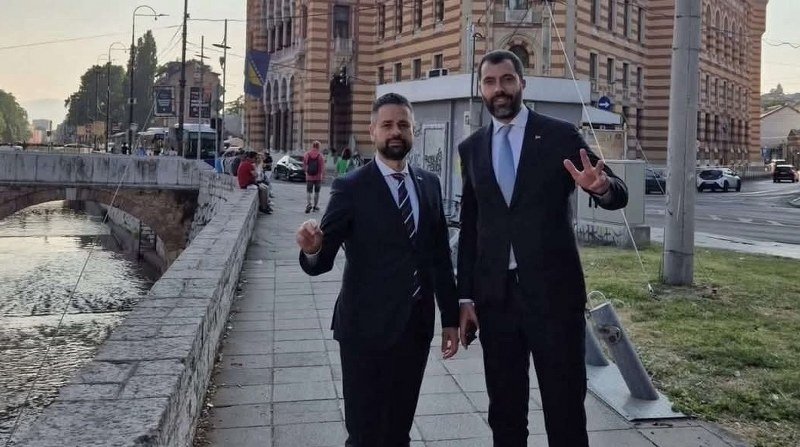 Srpstvo level pro na Baščaršiji i stidljiva tri prsta - Ovako žive oni kod kojih su naše pare(Foto)