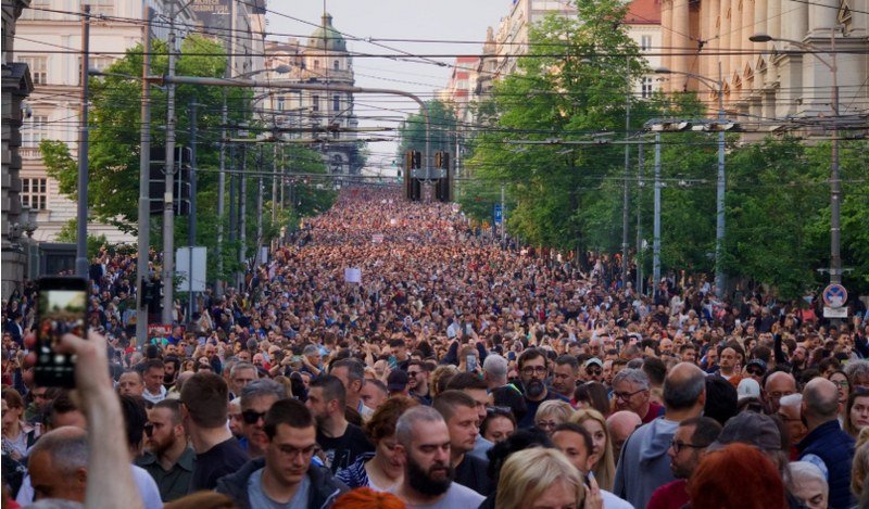 Zvučni napad tokom protesta u Beogradu: EARSHOT tvrdi da je korišteno akustično oružje! (Video)