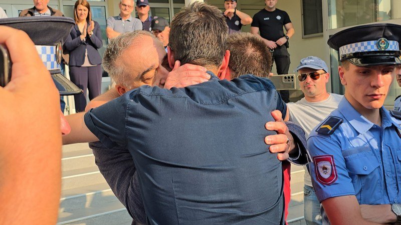 Milan Miličević na slobodi, emotivan susret sa sinovima i pristalicama te poruka narodu (Video)