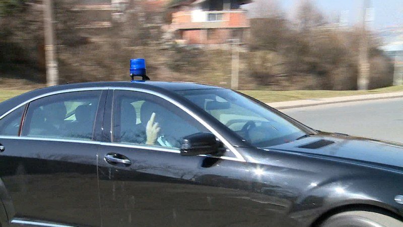 Ratni profiter prijeti borcima i pokazuje im srednji prst a onda oni stanu uz njega i pruže mu podršku