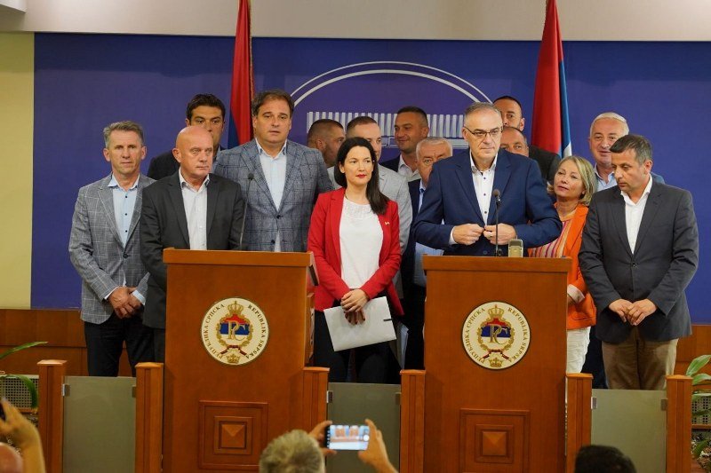 -Vlada u sjeni- sa čijim formiranjem je započeo Milan Miličević na godišnjem odmoru