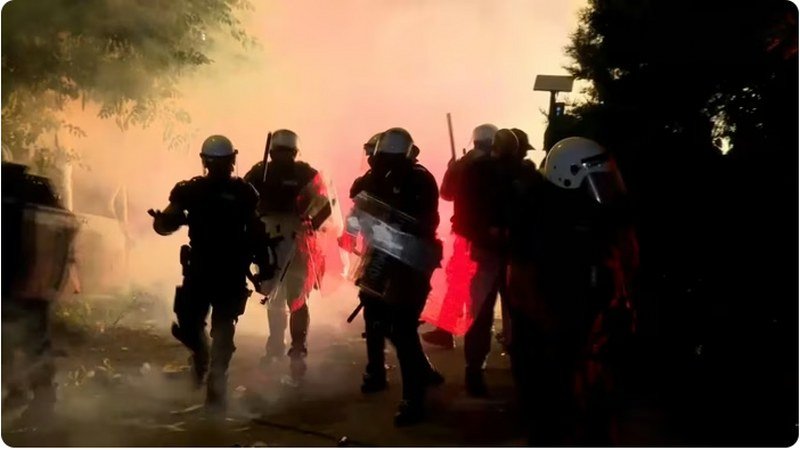Policija upotrijebila svu silu da otjera Novosađane i studente iz Kampusa i sa ulica (Video)