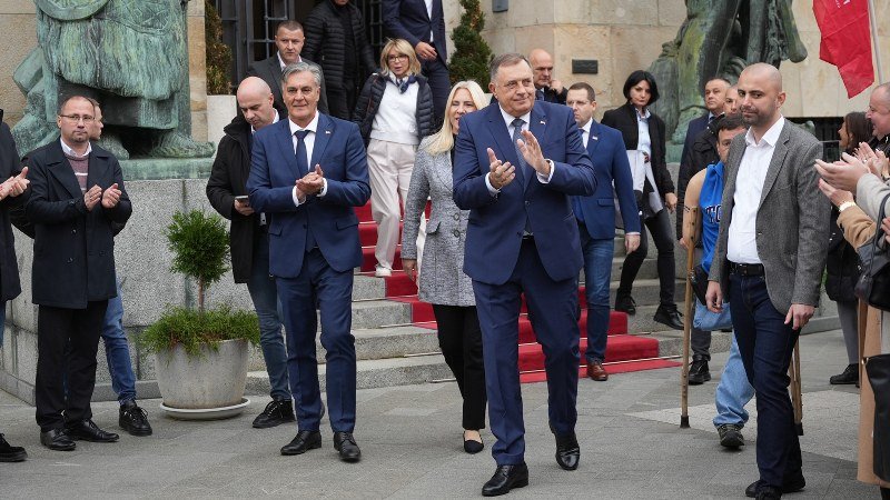 Kampanja: Kandidat Karan kao statista, Dodik u euforiji, prva tribina u Loparama – slučajnost?! (Video)