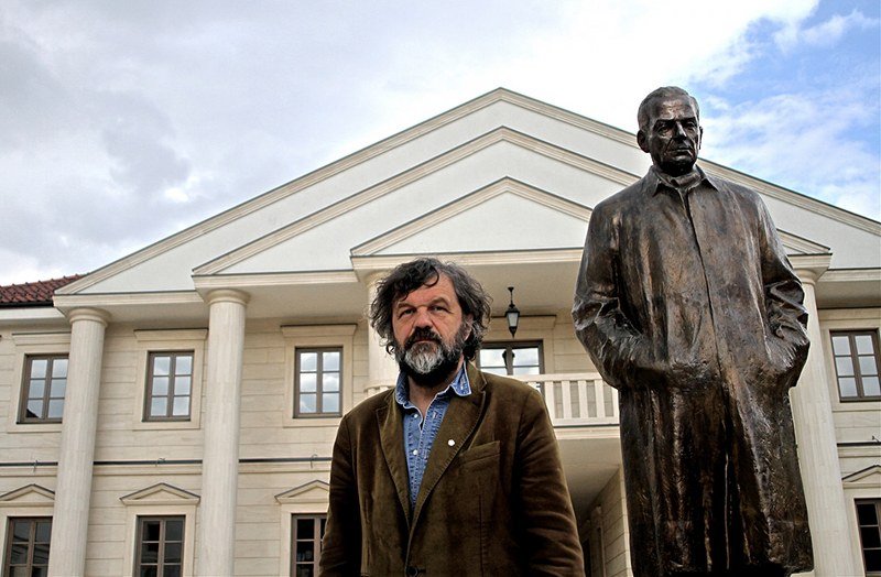 Zbog kritika Vučićeve veleizdaje Srbije Vlada Republike Srpske -izgurala- Kusturicu iz Andrićgrada