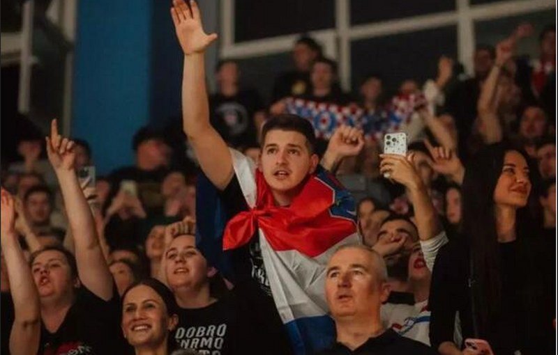 Sudija Ustavnog suda BiH Marin Vukoja na Thompsonovom koncertu uz nacističke pozdrave