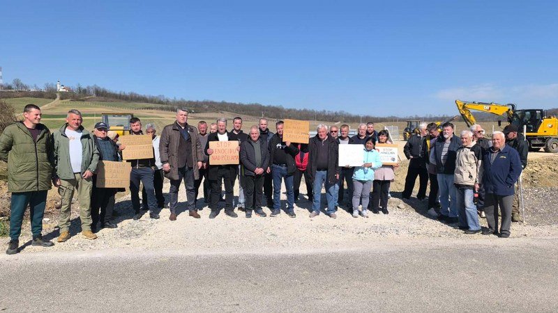 Kada vas -zaludi- novac ništa više nije važno, ni životi ljudi, ni šta uništavate.. samo su važne vaše pare