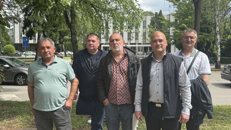 Zabrana: Ozrenci pred skupštinom. Policija zabranila skup i tvrdi da među njima ima kriminalaca!?