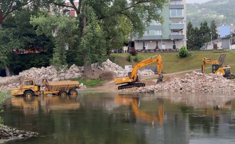 Betoniranje Banja Luke: Bageri i kamioni u koritu Vrbasa u Banjoj Luci (Video)