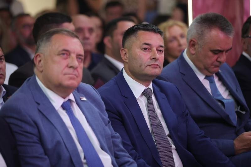 Stanišićeva pijaca: Stanovništvu dijeli koke, porodična firma zbraja milione