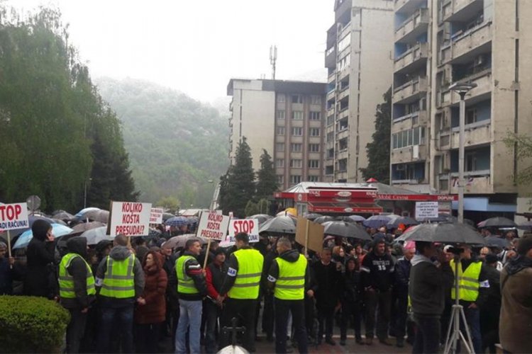  Na ulicama Zvornika 3.000 nezadovoljnih radnika -Alumine-, -Boksita- i rudnika iz Srebrenice 