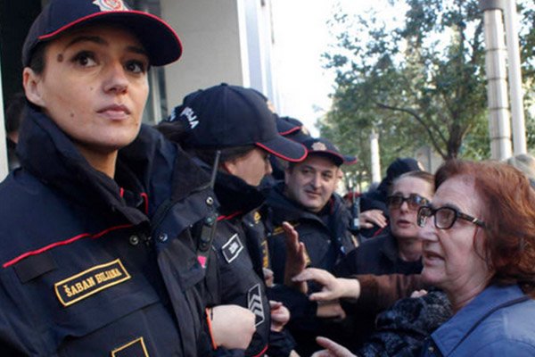 Podgrorica: Više od 100 žena prenoćilo ispred zgrade vlade