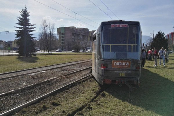 Sarajevo: Tramvaj pun putnika iskočio iz šina (foto)