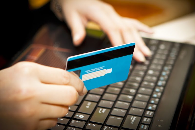 Srbi na internetu najviše kupovali mobilne telefone u 2016.