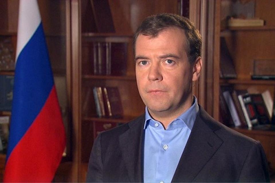 Medvedev: Tramp i Klintonova da se pozabave unutrašnjim problemima